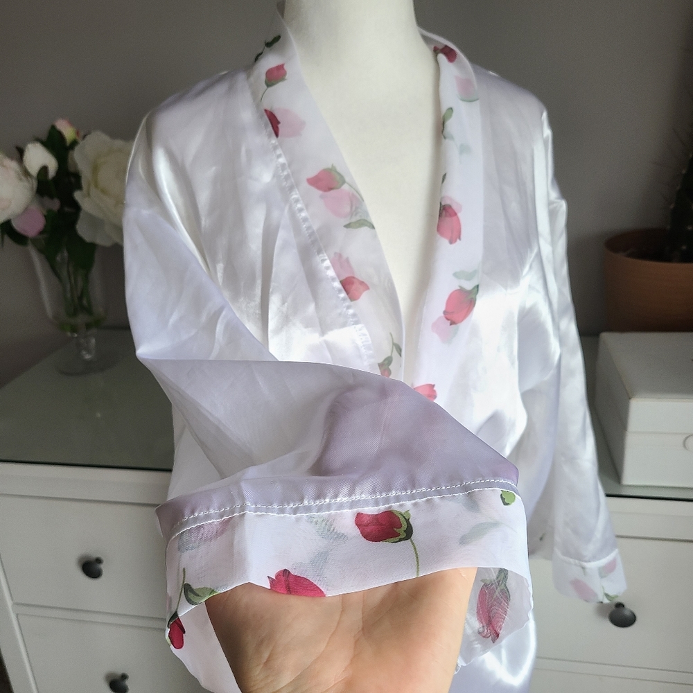 Yves Rocher White Robe with Roses - Picture 3 of 5